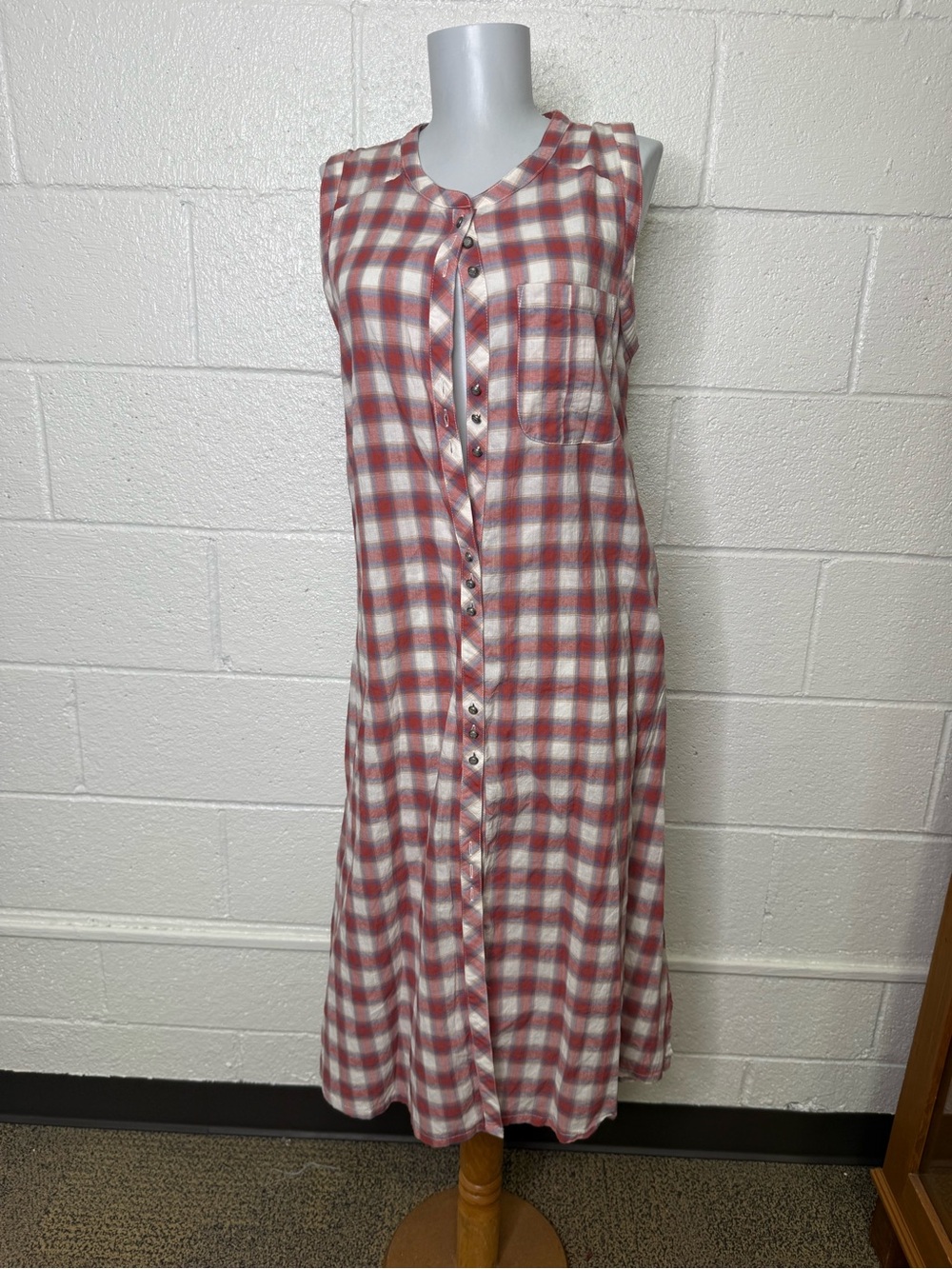 Aratta silent journey  Red and White Plaid Sleeveless Button-Front Nightgown